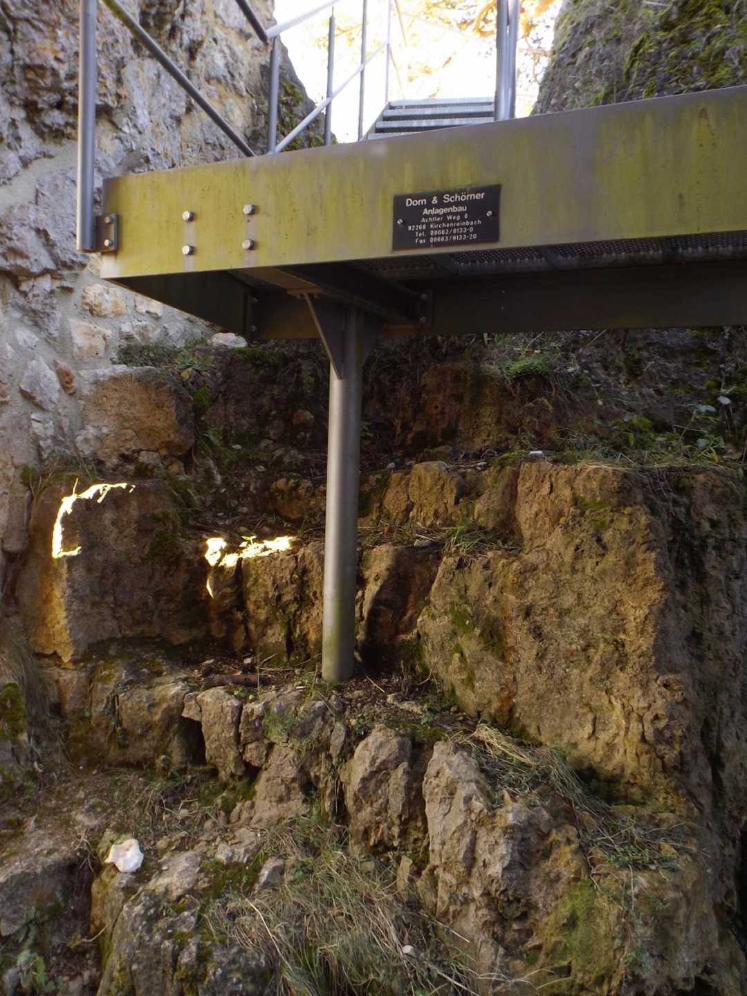 Unter der Metalltreppe verstecken sich die alten Steinstufen